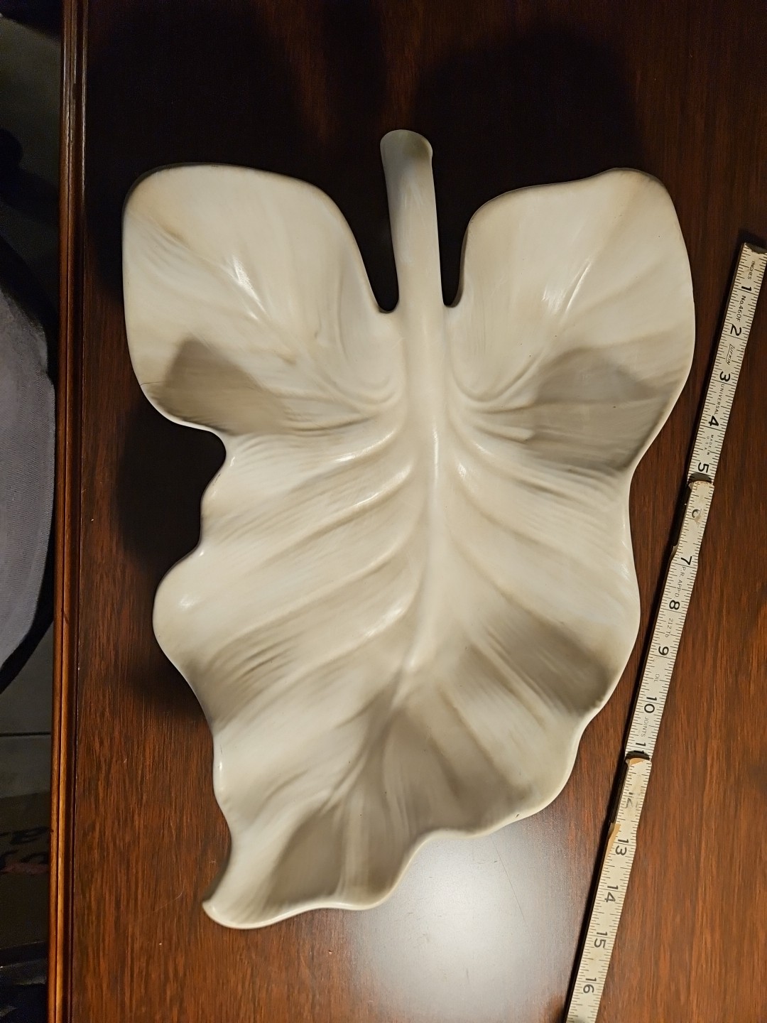 VINTAGE HULL USA 1963 WHITE 63 MAPLE LEAF DISH Hairline Fracture Ding See Pics