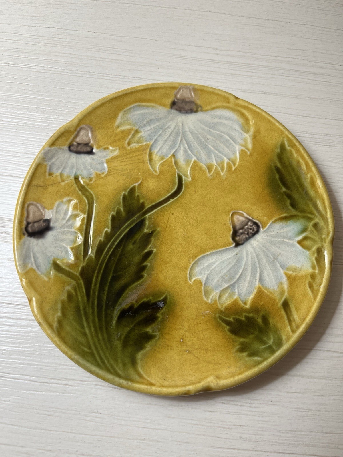 Majolica 6.25 In Plate White Daisies, See Description