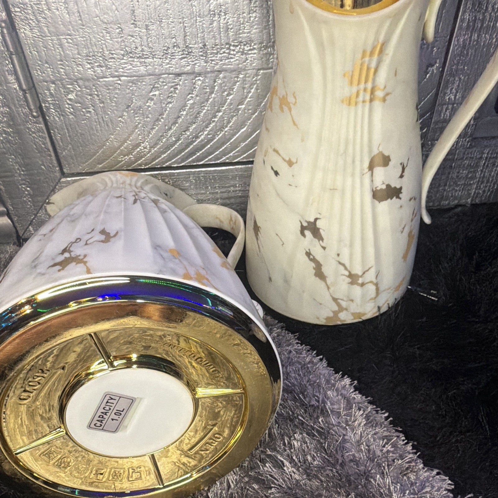 Unmarked 2pc Ceramic Marble Pitcher Set Glossy Gold Lids 0.7L/1.0L
