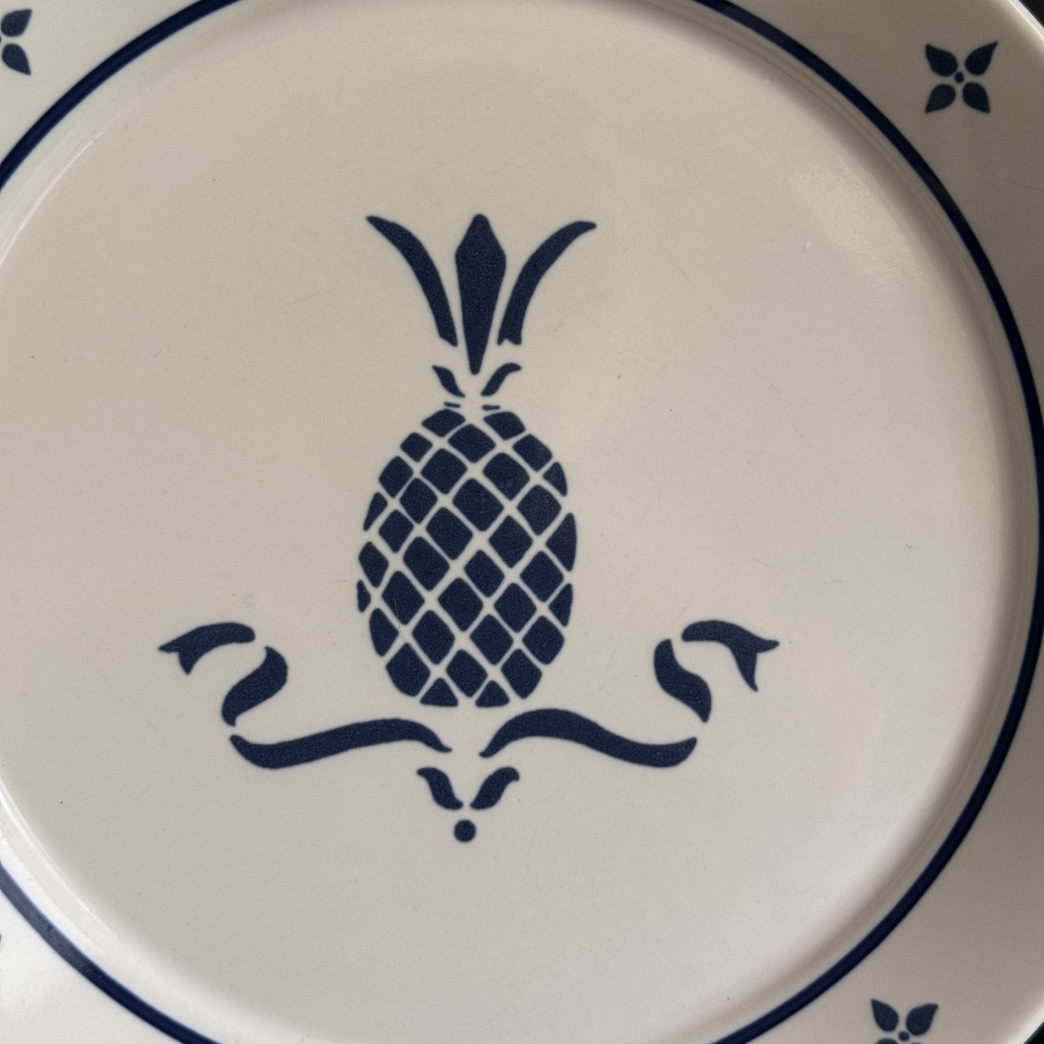 Pfaltzgraff Yorktowne Pineapple Dinner Plate 10.25″ Blue White Stoneware USA