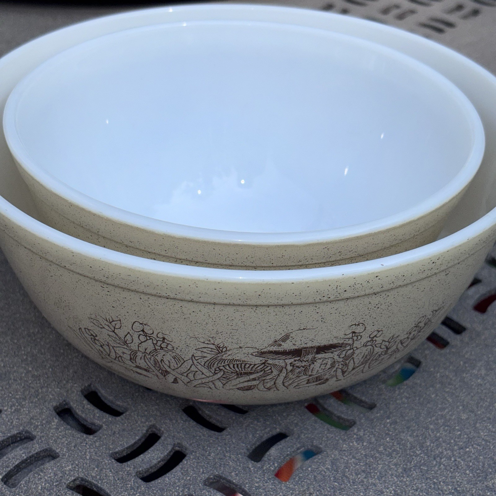 2 Vtg PYREX Forest Fancies Mushroom Mixing Bowls 402 403/2.5 & 1.5 L “READ”