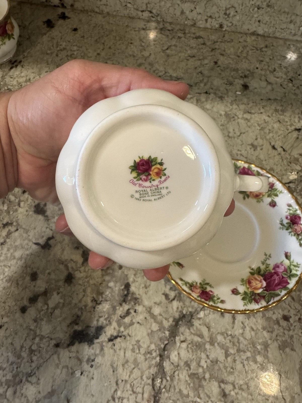 New ROYAL ALBERT OLD COUNTRY ROSES Teacup/Saucer Gold/Pink Bone, England