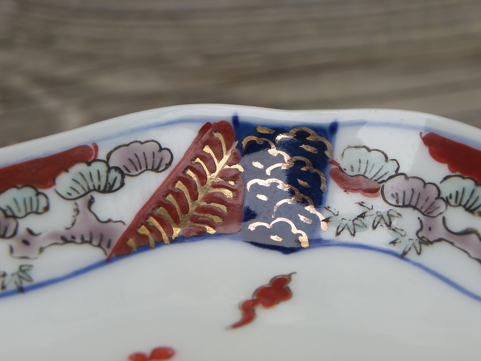 6″ x 5″ Oval 10-Sided Japanese Imari Ware Footed Dish-White-Gold-Blue-Rust