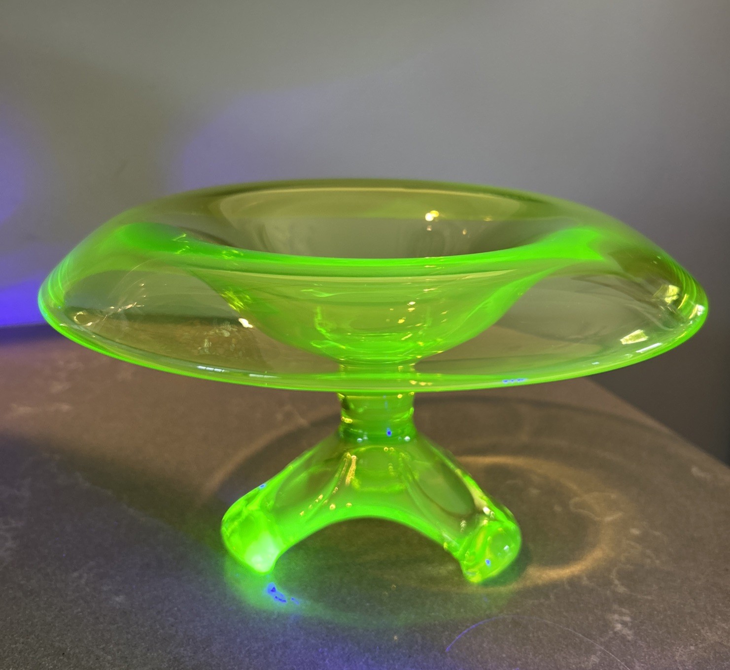Viking 3 Toed Vaseline Lime Glass Uranium Rolled Rim Bowl-condition issues