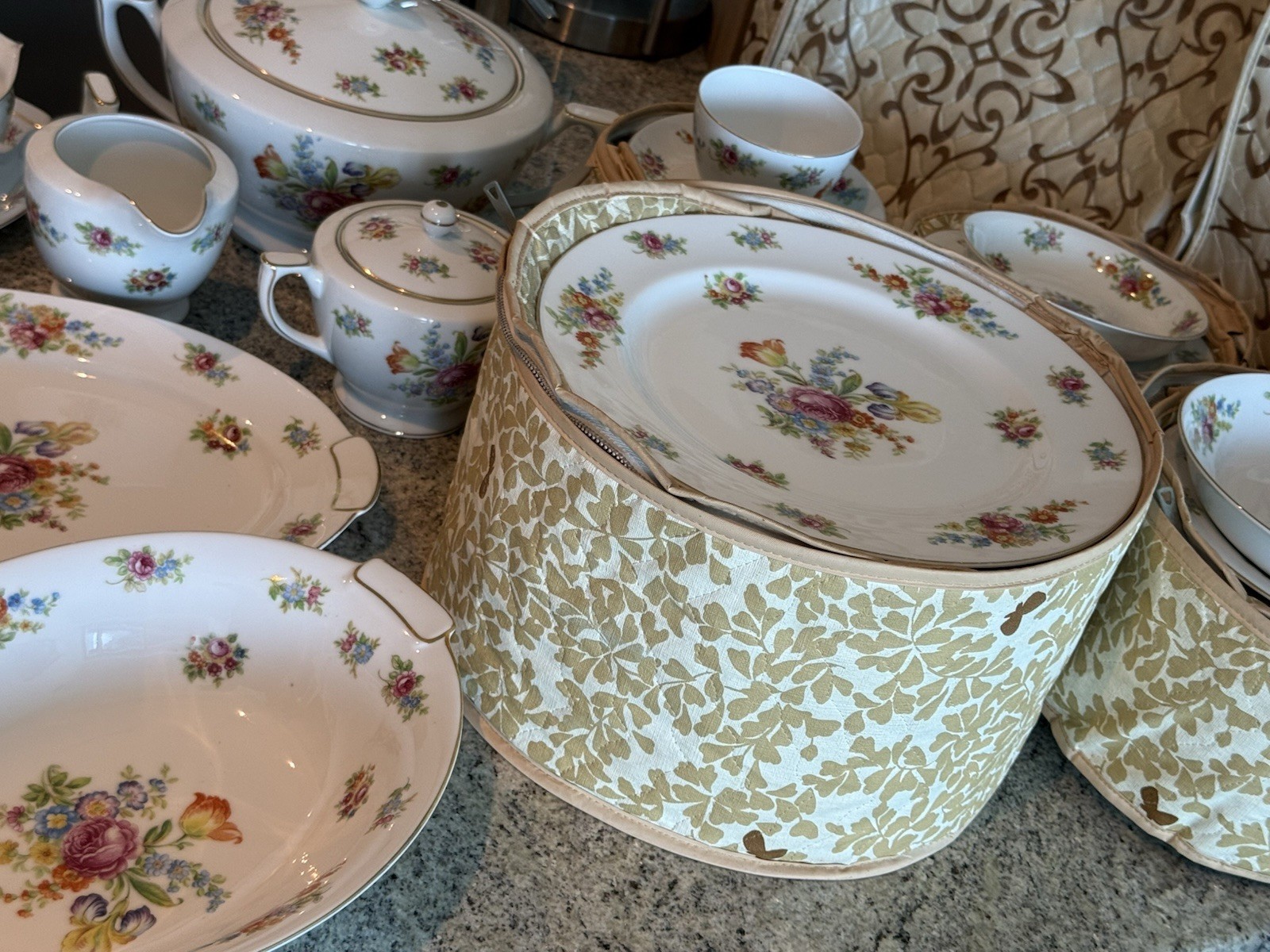 Vintage Aichi China Set For 8 – Made in Occupied Japan with floral pattern