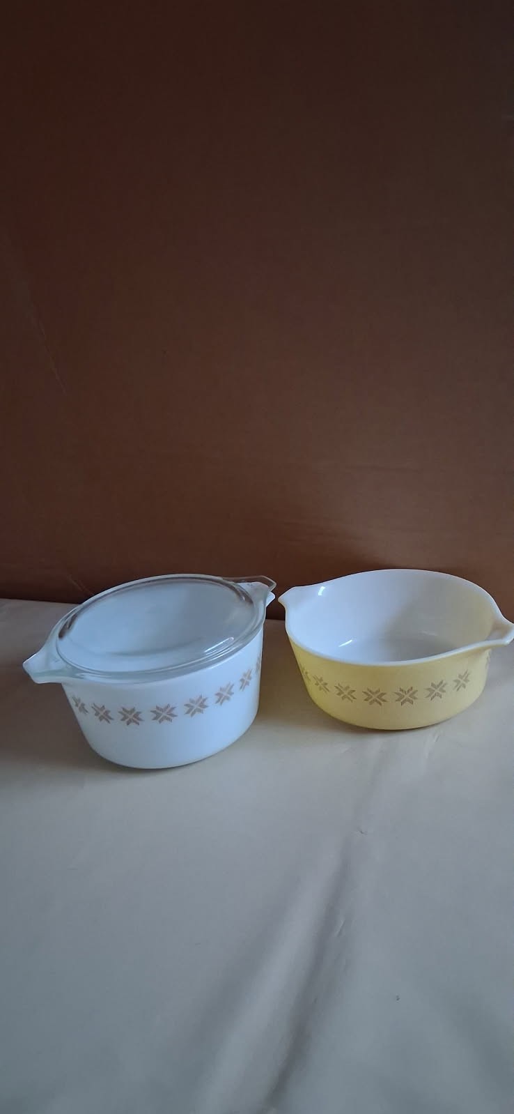 Vintage Pyrex Town And Country Set Of 2. 472 & 473. With 1 Lid Fits Either