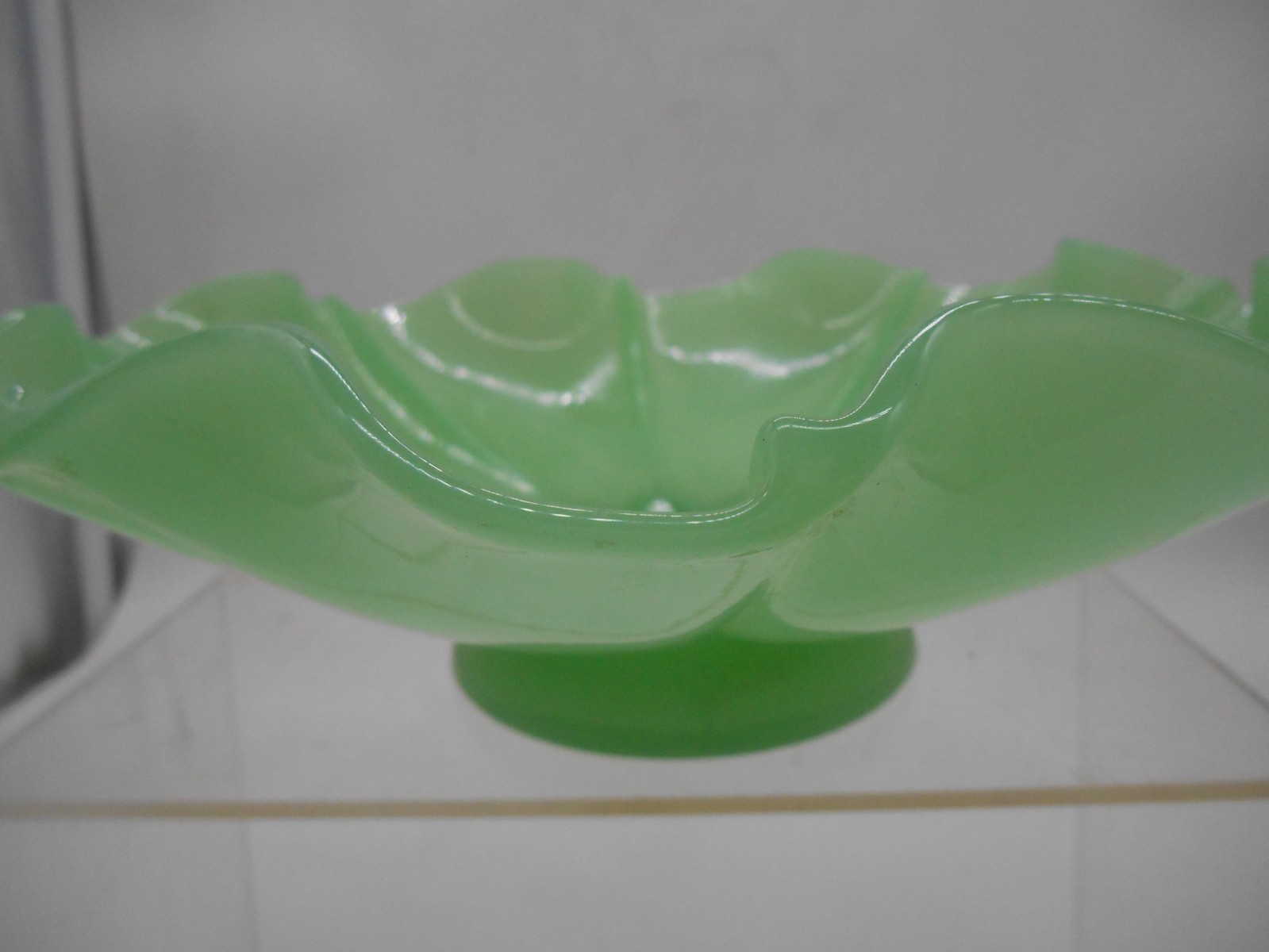 Vintage JADEITE GREEN Scalloped Edged Footed Pedestal Bowl 8 1/8″