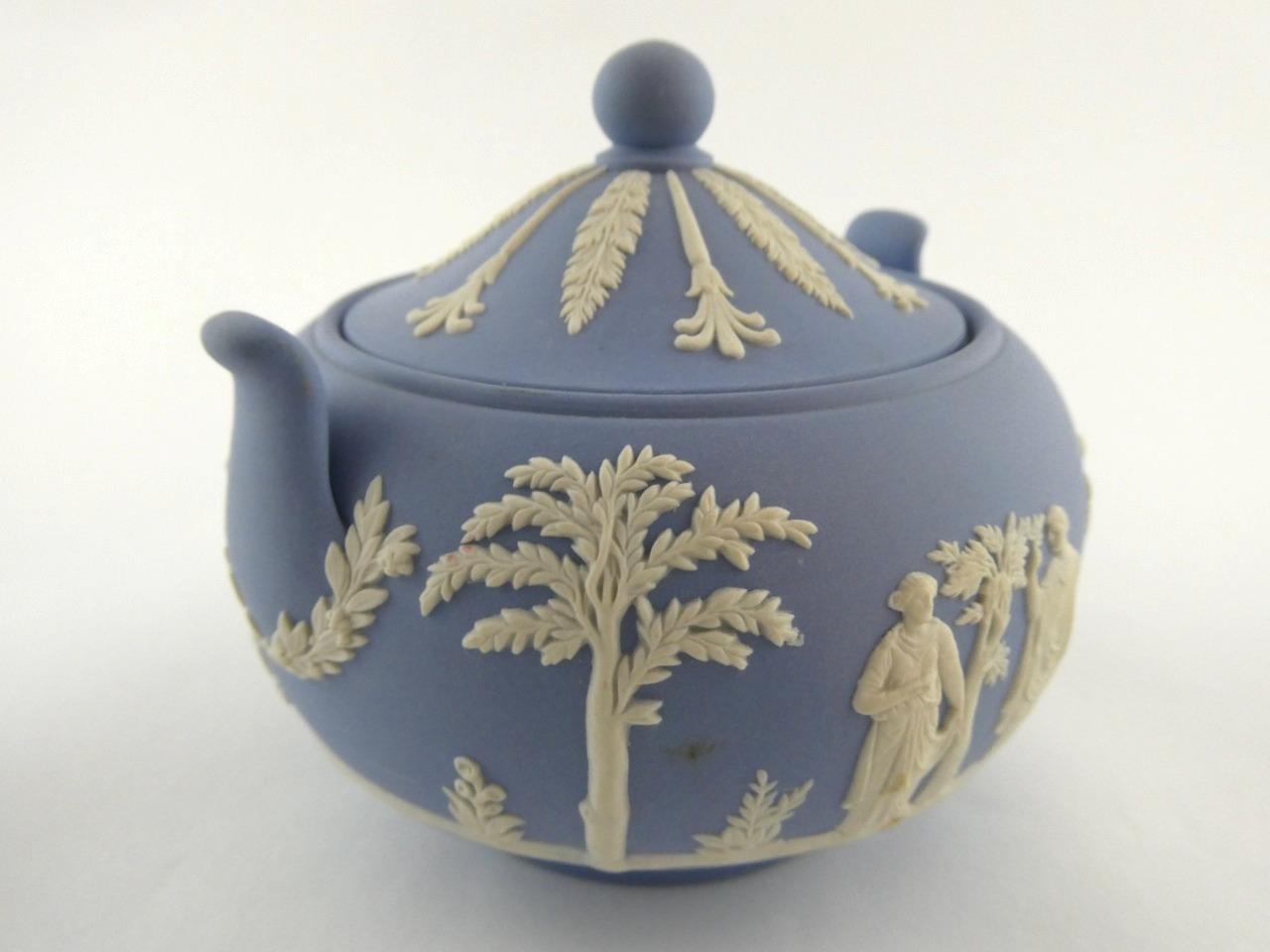 Wedgwood Cream on Lavender Lidded Sugar Bowl with No Inner Glaze GOOD CONDITION