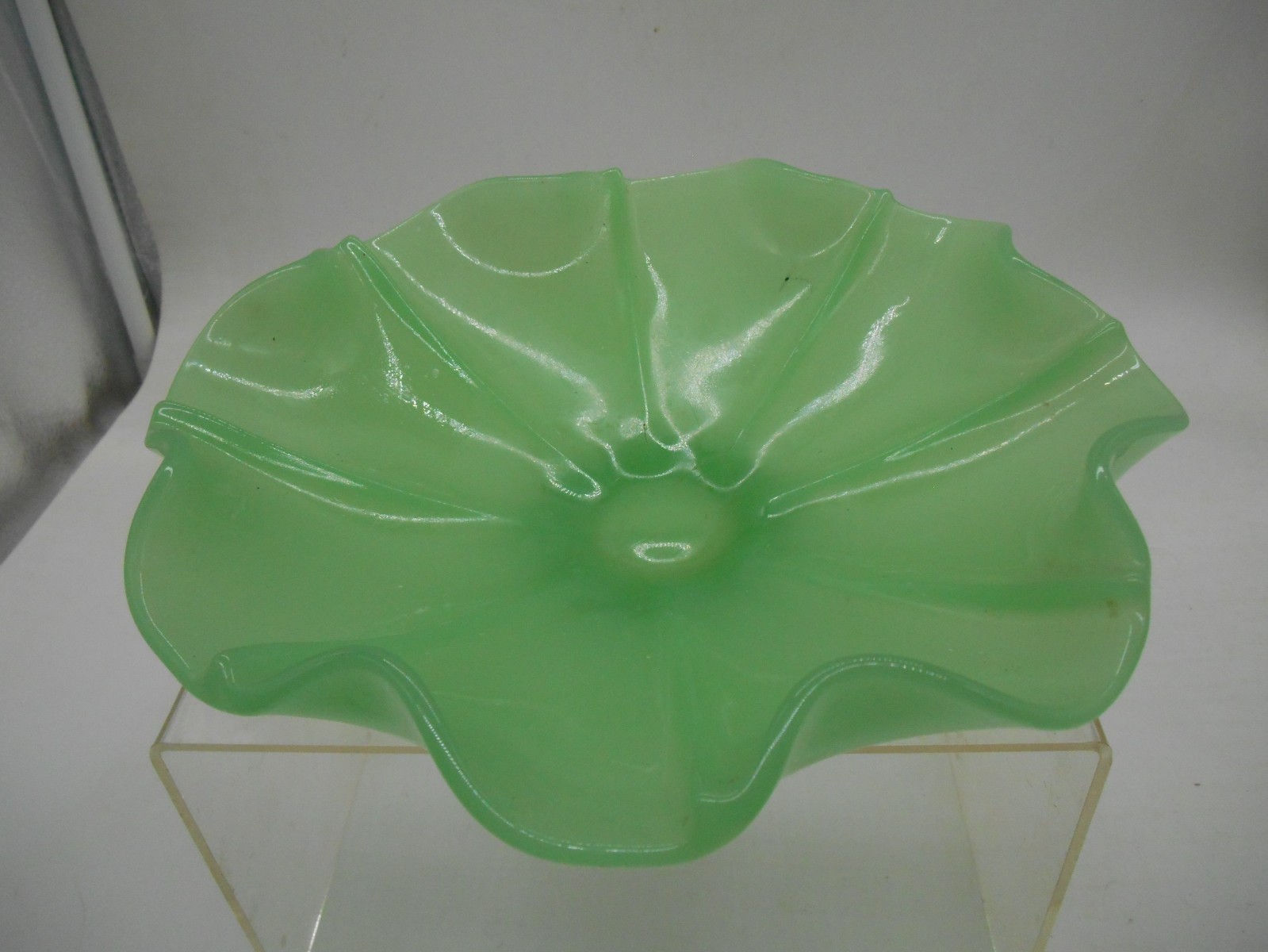 Vintage JADEITE GREEN Scalloped Edged Footed Pedestal Bowl 8 1/8″