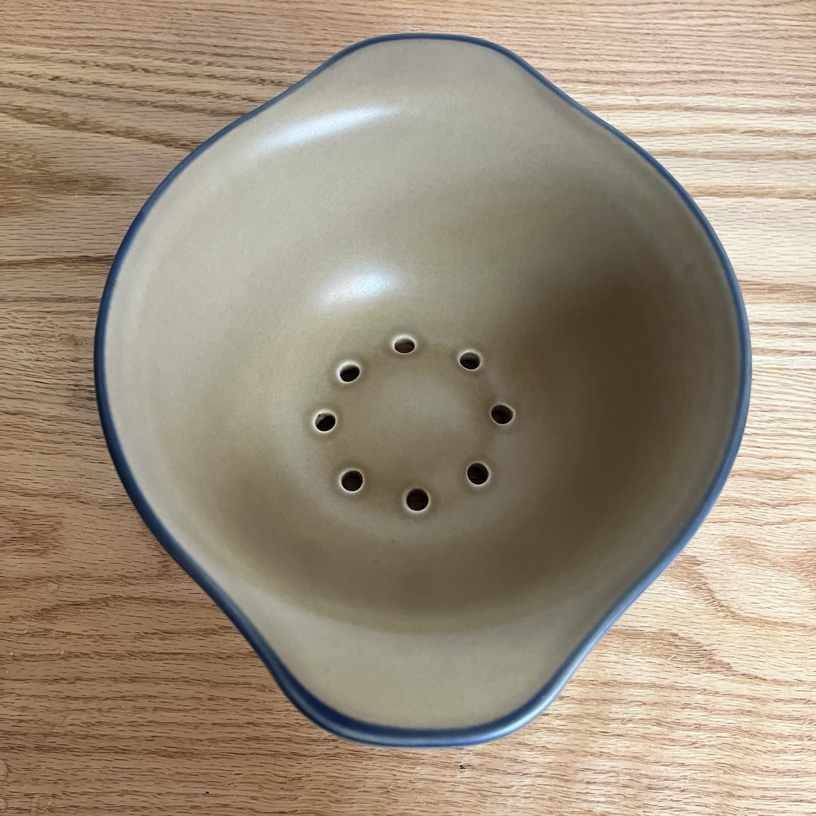 Vintage Pfaltzgraff Folk Art Colander Tan Blue Stoneware Country Kitchen Decor
