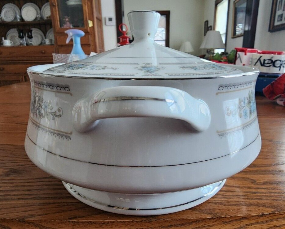 Elington Casserole 2 qt. Covered Wade Fine Porcelain White Blue Platinum Trim !