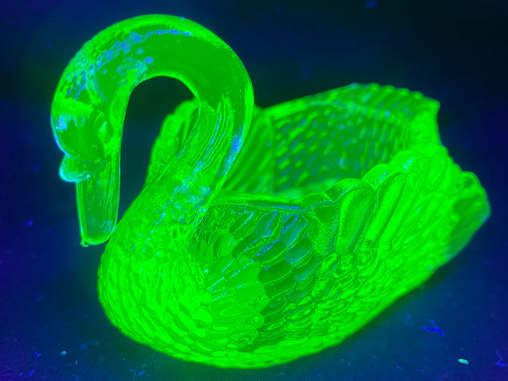 Green Vaseline uranium glass Swan / Easter eggs salt cellar dip duck dish yellow