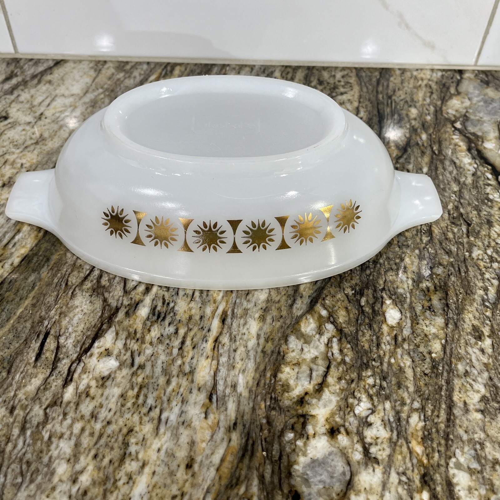 VINTAGE GLASBAKE Casserole Dish McKee 1 Qt Oval White W/Gold Pattern J2274 Chip