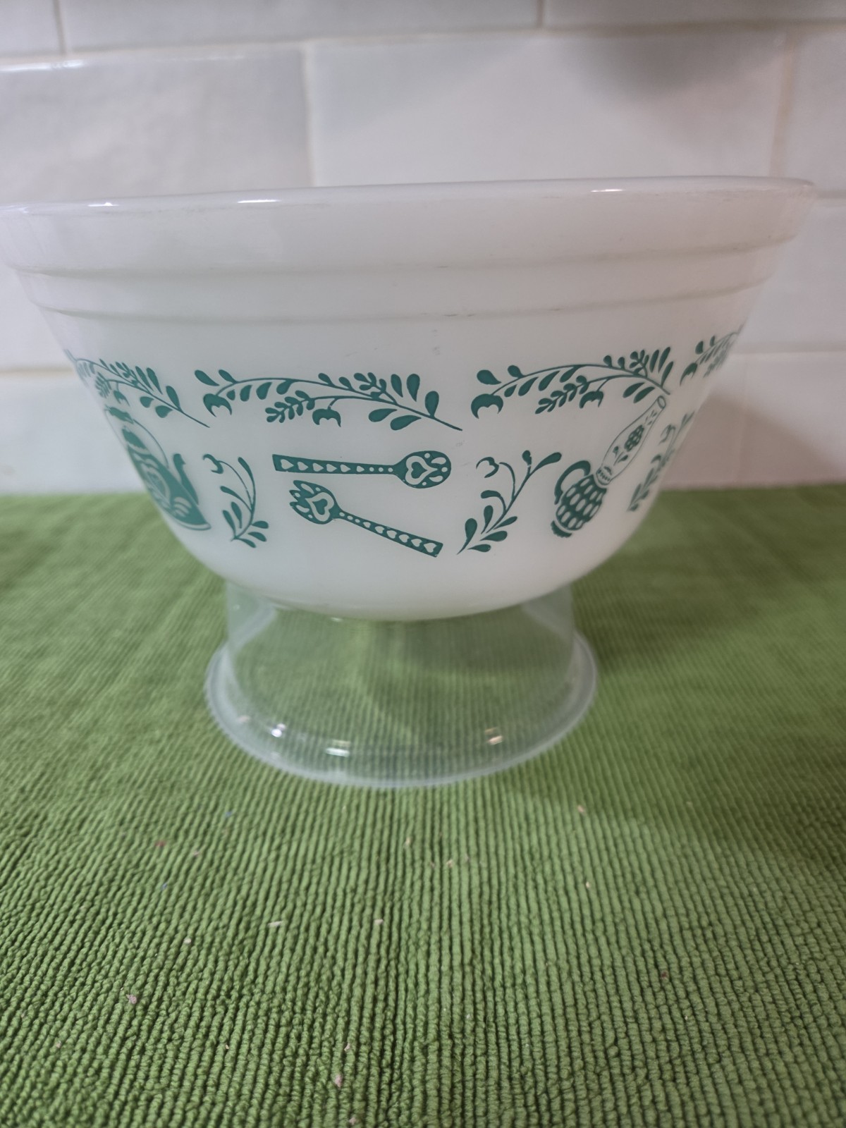 Vintage Federal Scandinavian Pattern 7 Inch Bowl. Great Graphics