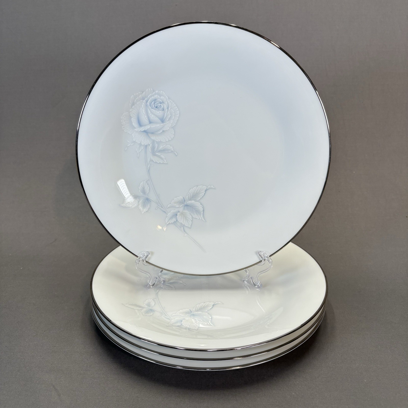 Noritake Vritue Dinner Plates 10 1/2″ Set of 4 White Blue Roses Platinum Trim
