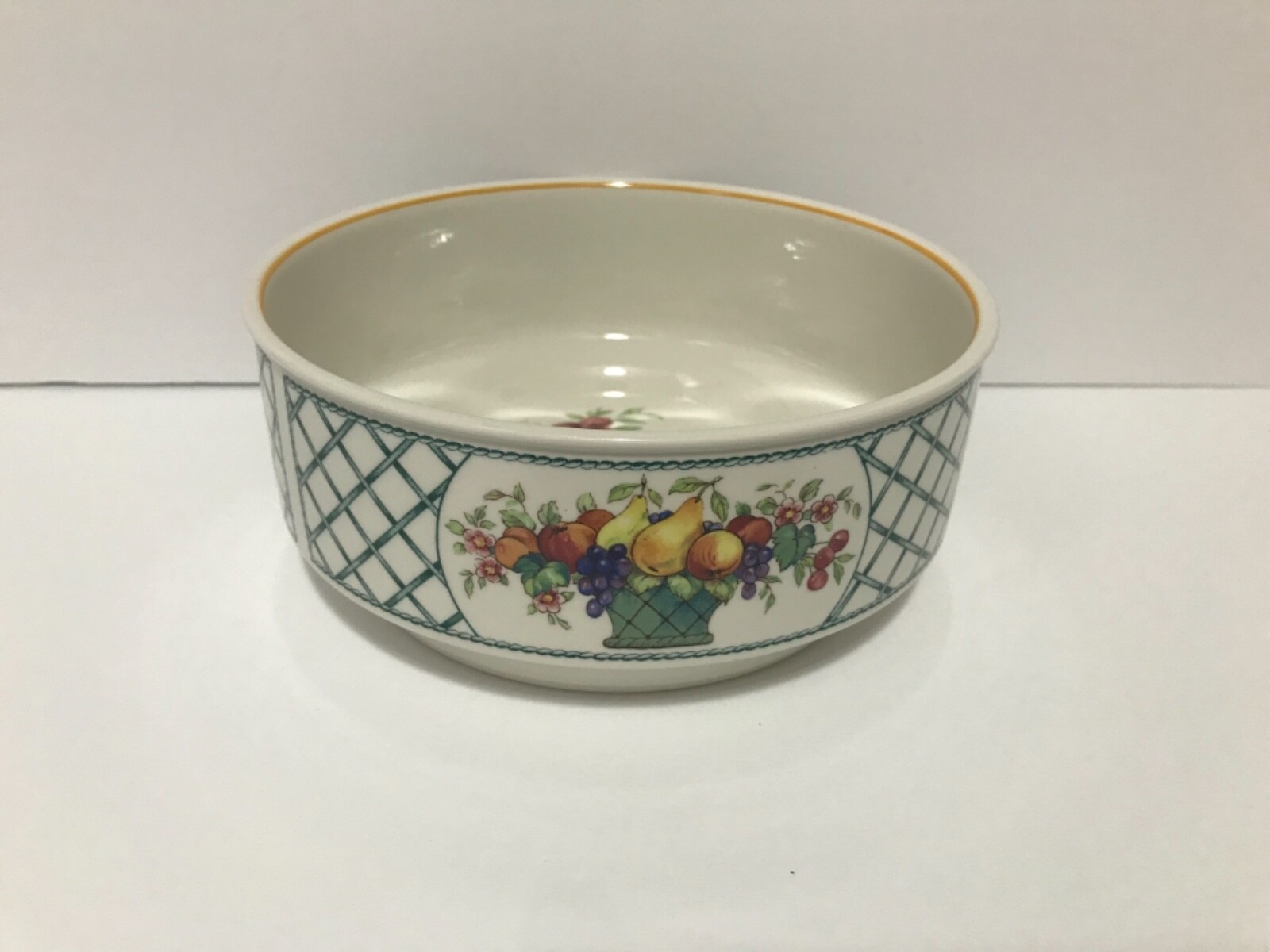 Villeroy and Boch 7.75 in Souffle Bowl and 7.50 in Vegetable Bowl Set