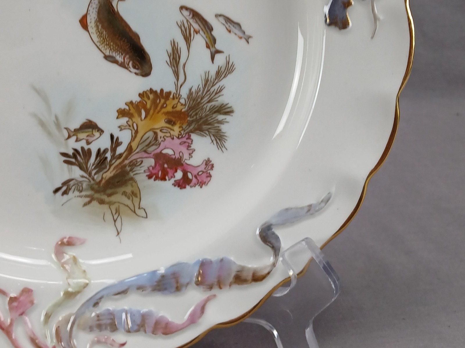Royal Worcester Hand Painted Fish Relief Molded Seaweed Gold 9 1/8 Inch Plate A