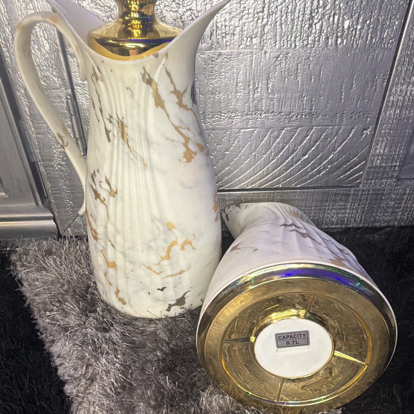 Unmarked 2pc Ceramic Marble Pitcher Set Glossy Gold Lids 0.7L/1.0L