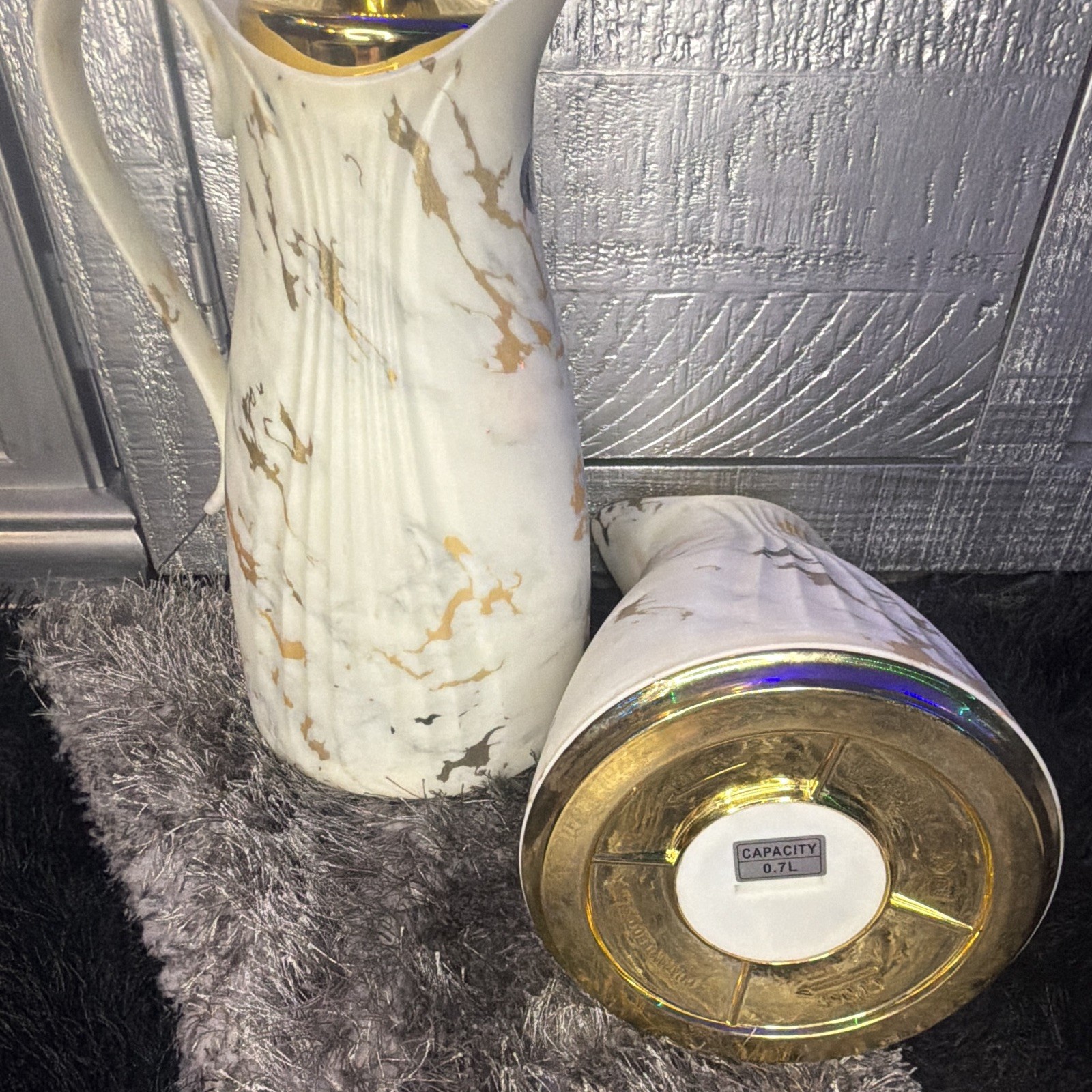 Unmarked 2pc Ceramic Marble Pitcher Set Glossy Gold Lids 0.7L/1.0L