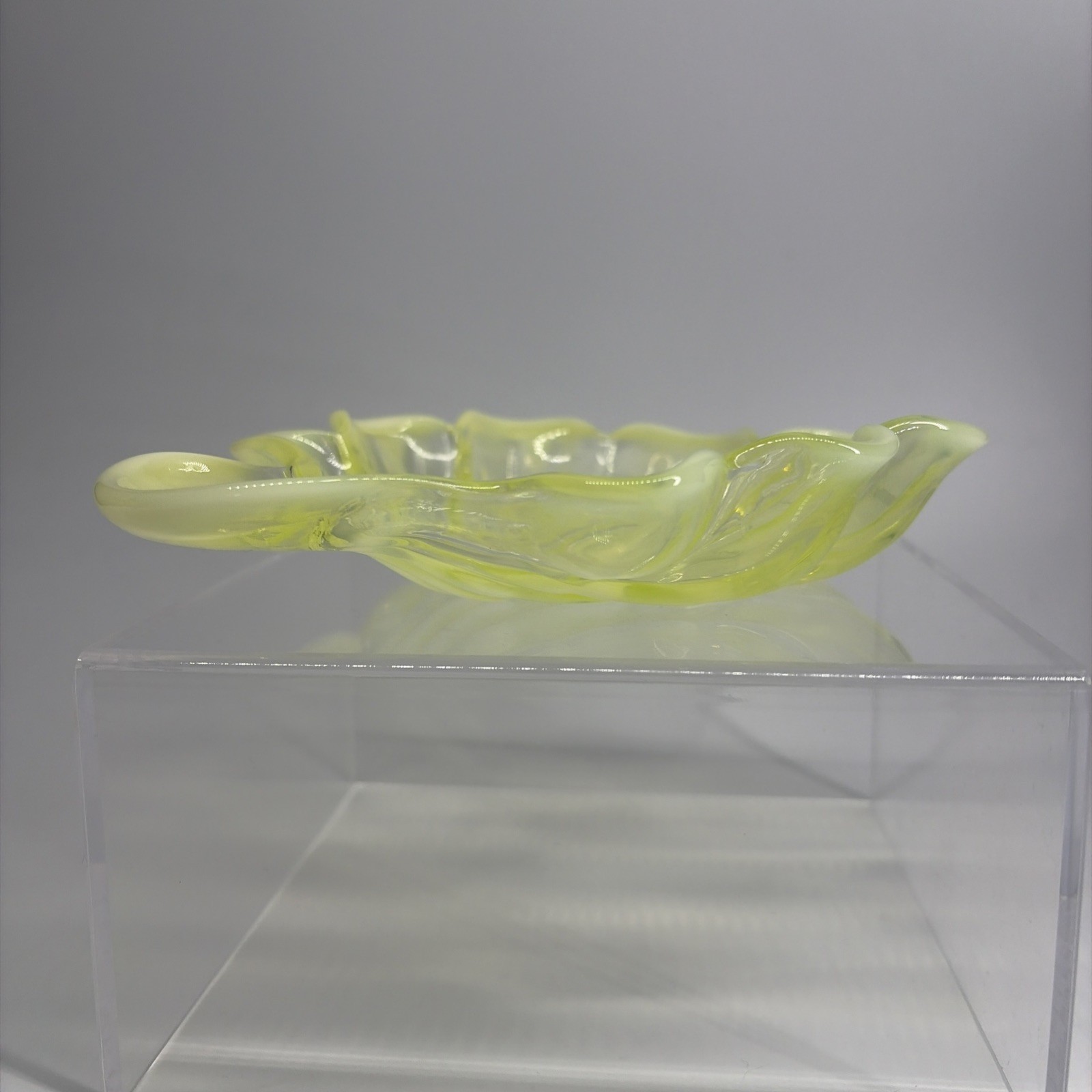 Duncan Miller Clam Sea Shell Trinket Dish 6.5″ Vaseline Uranium Opalescent Glow