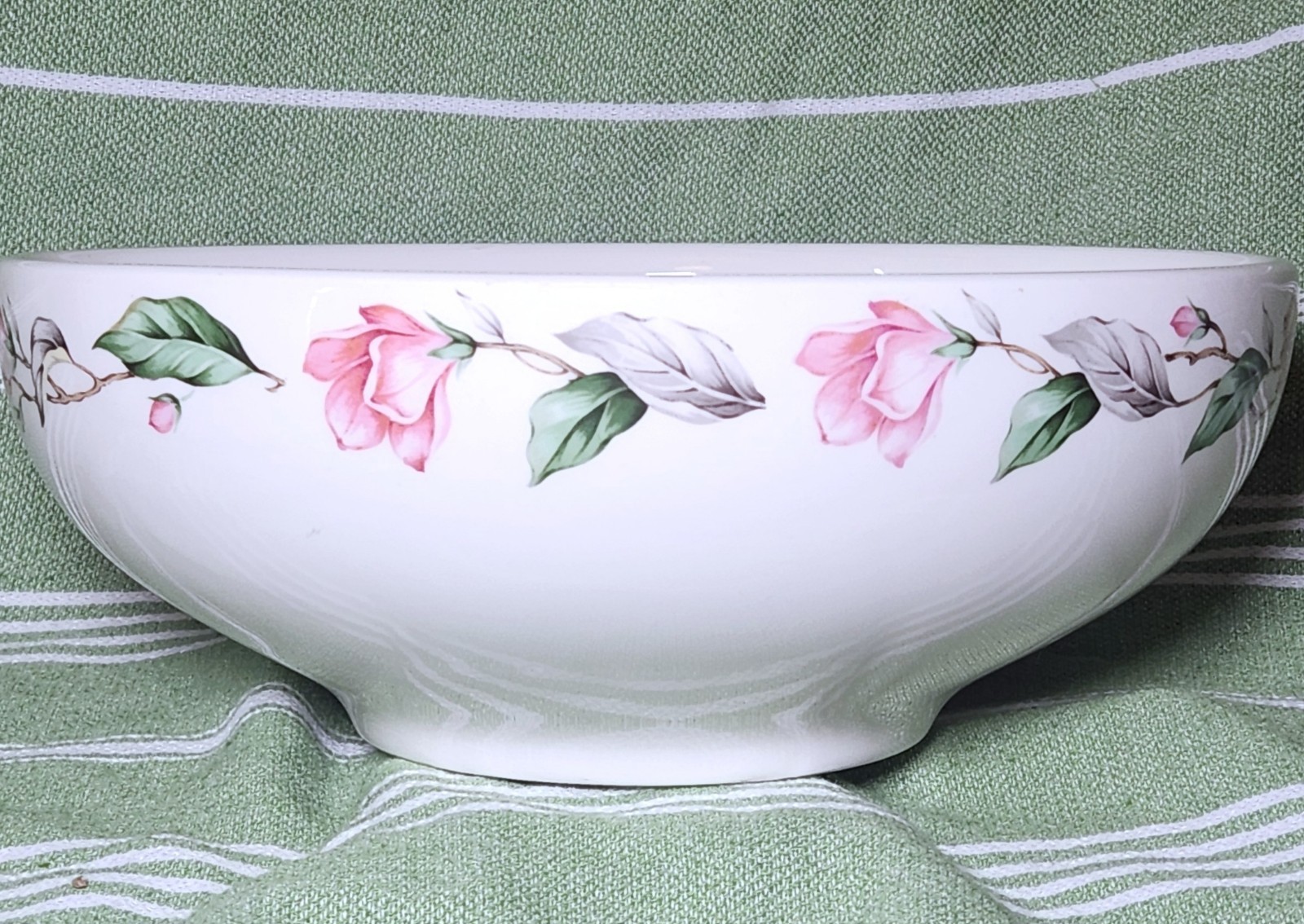 Universal Cambridge Rose Garland 2Qt Heavy Mixing Bowl