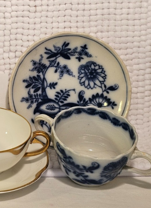 BARGAIN Bouillon cup w/saucer and lid, DAMAGED, Blue Onion