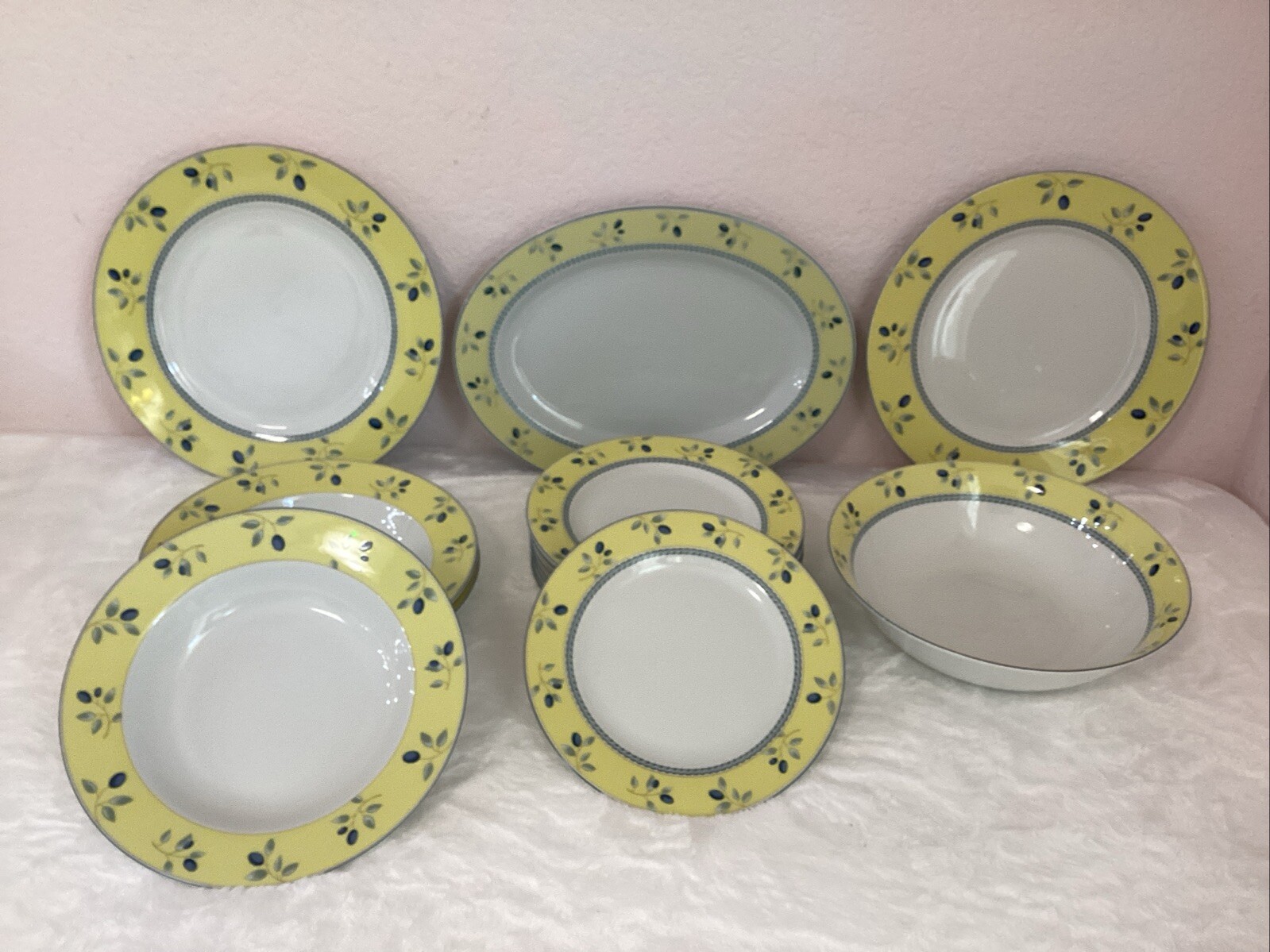 Blueberry by Royal Doulton Crafted in England Dinnerware Set of 15 Pieces