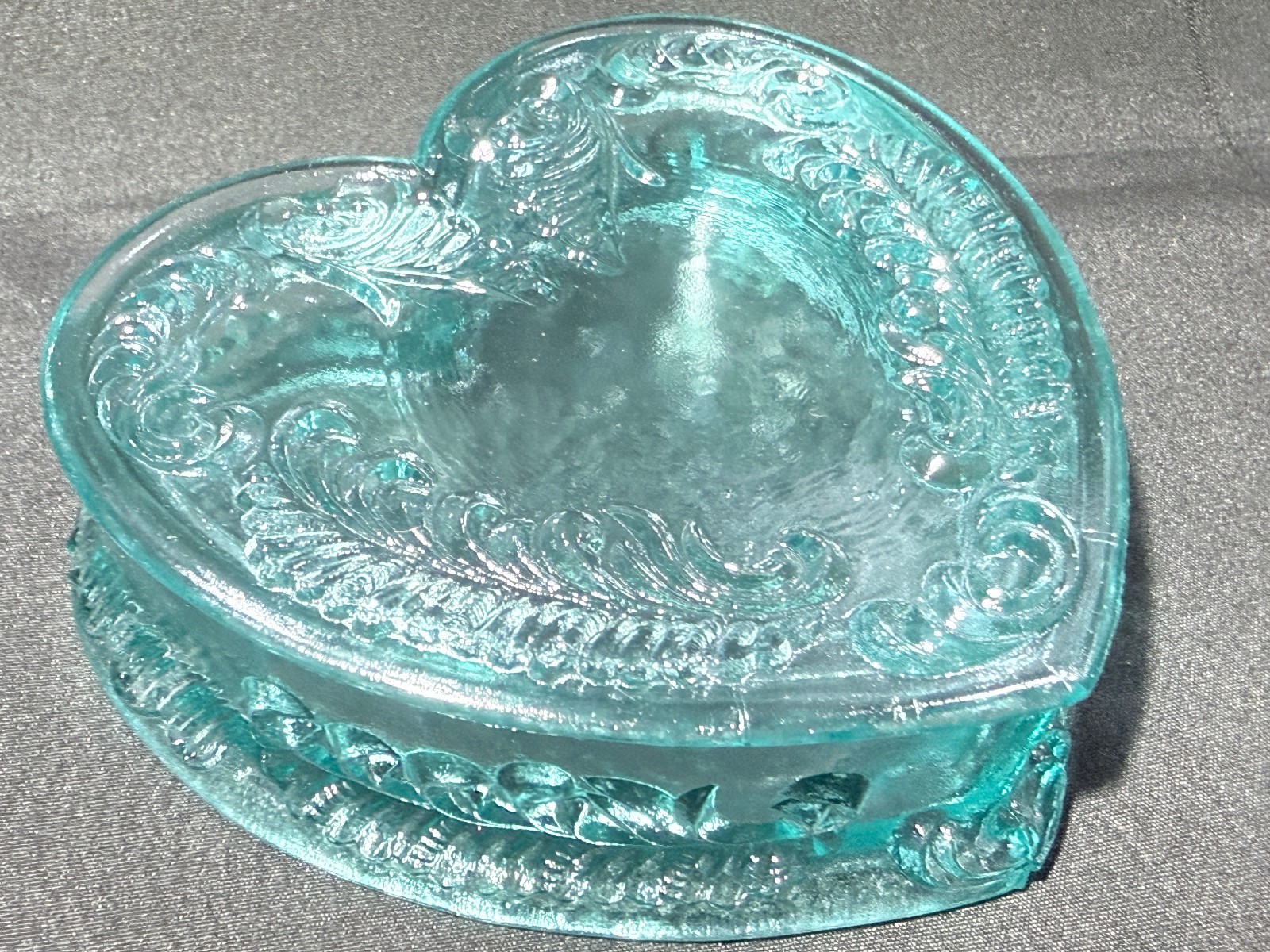 Green Vaseline Uranium art glass Heart Powder makeup box candy dish jewelry glow