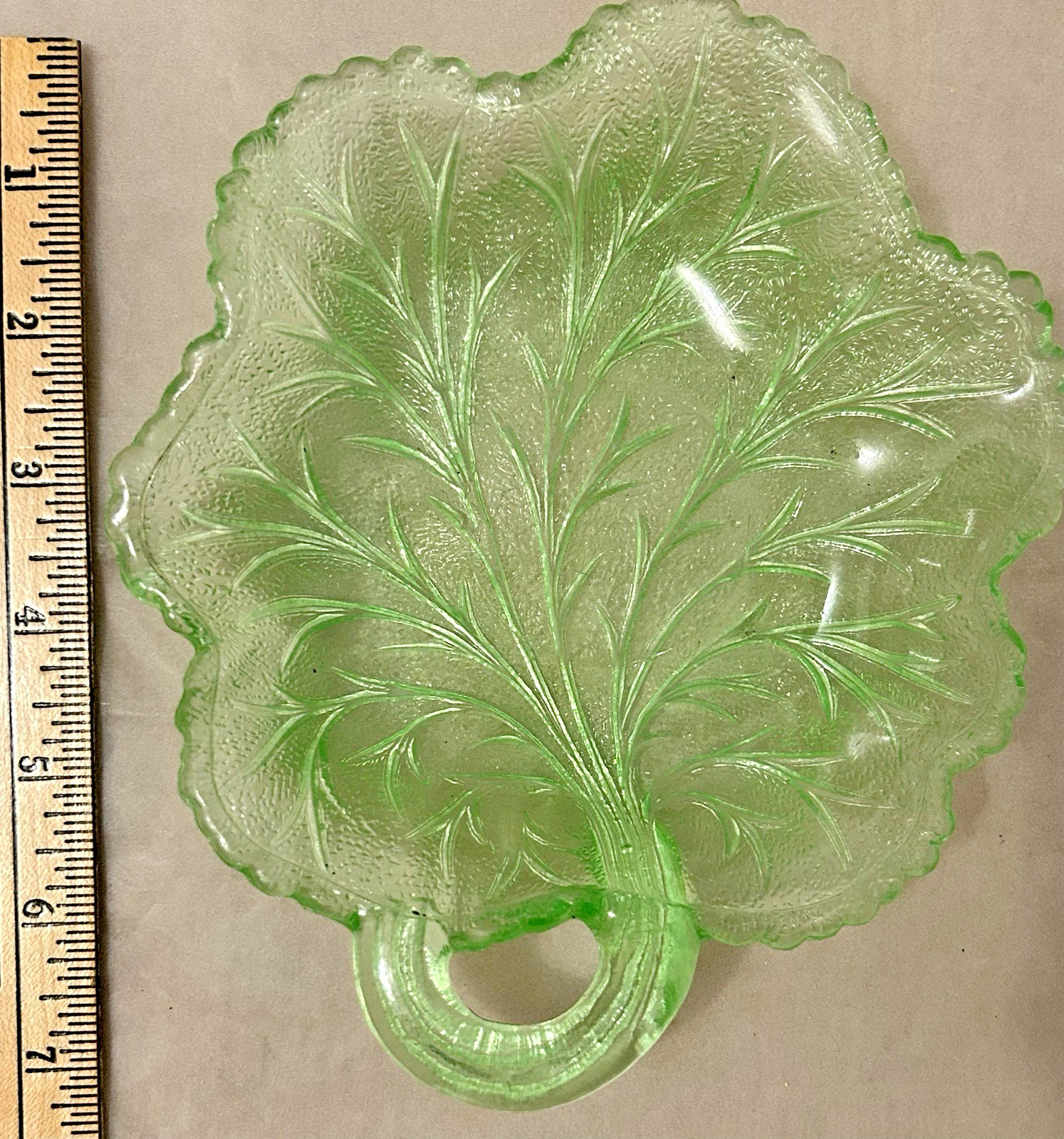 Vintage Unmarked Green Glass Leaf Handled Candy Dish Glossy Finish Uranium Glass