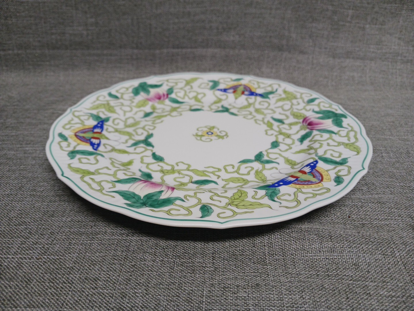 Taste Setter Collection Imperial Vine 10 3/8” Dinner Plate Vines Insects