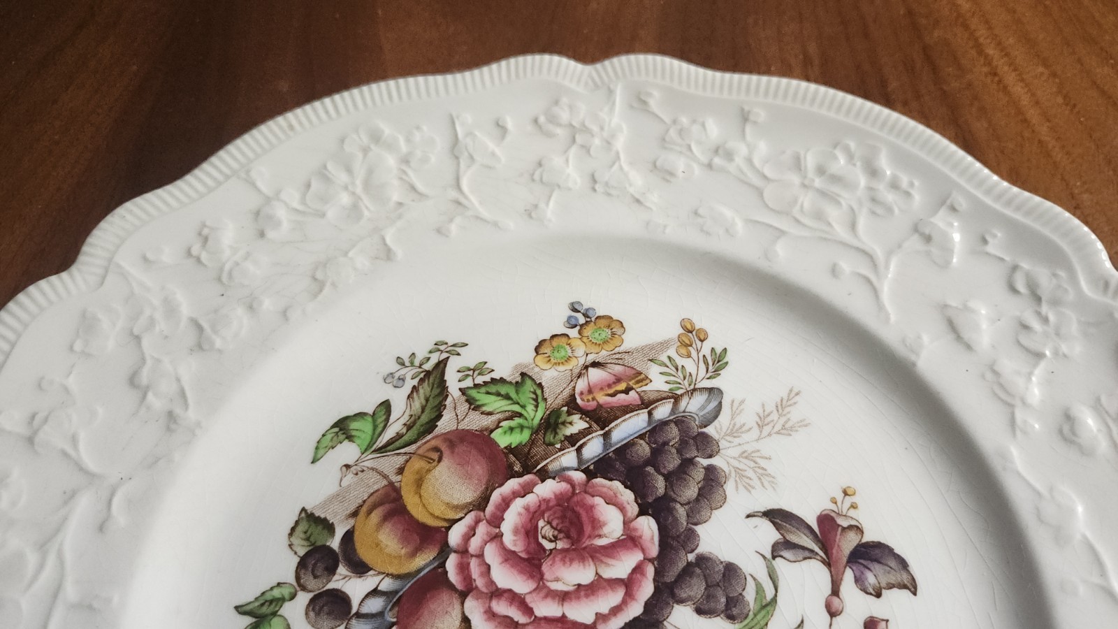 Johnson Brothers Pomona Dover Windsor Flower Fruit Dinner Plate Embossed Edge