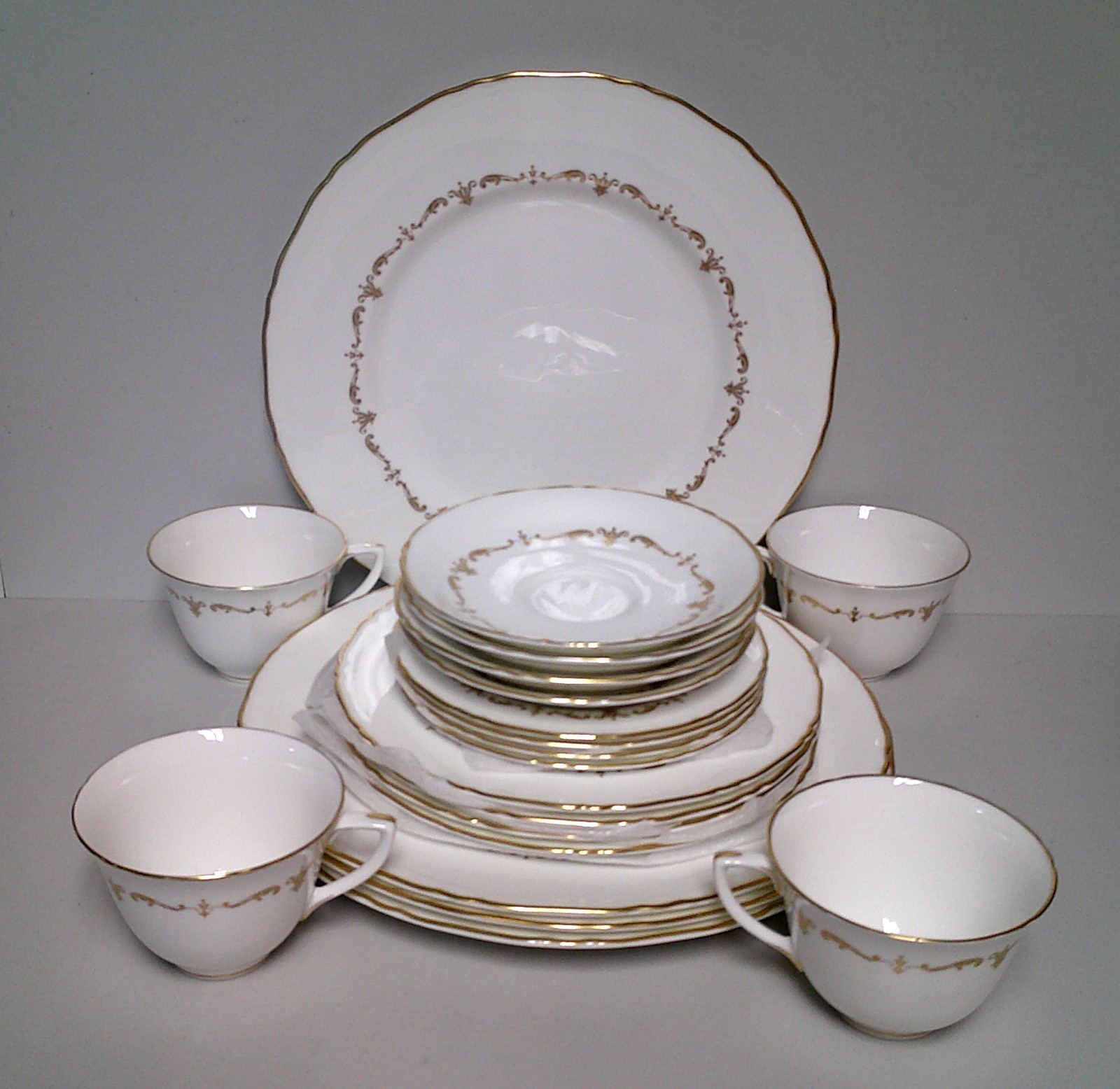 Royal Worcester GOLD CHANTILLY 20 Piece Set FOUR PLACE SETTINGS More Here