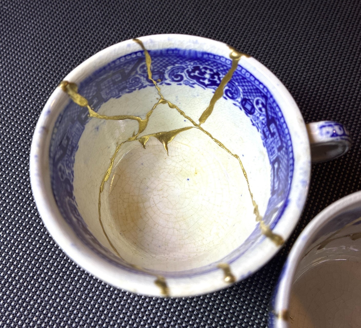 KINTSUGI WABI JAPANESE BLUE WILLOW ANTIQUE PORCELAIN 1910 SET OF 2 CUP HAND MADE