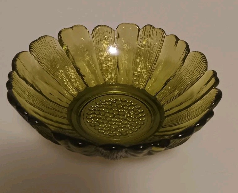Vintage Indiana Glass Lily Pons Avocado Green Glass Sunflower MCM Bowl Dish 5”
