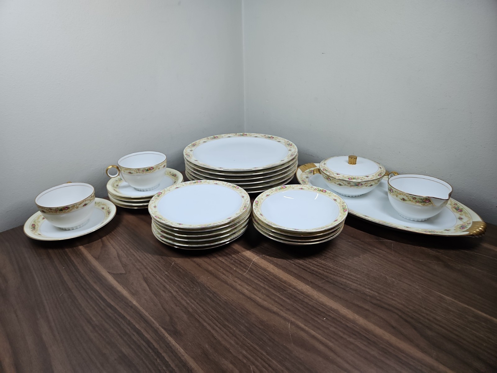 MEITO CHINA THE WINDSOR SHAPE JAPAN 22K GOLD (32 Piece Set)