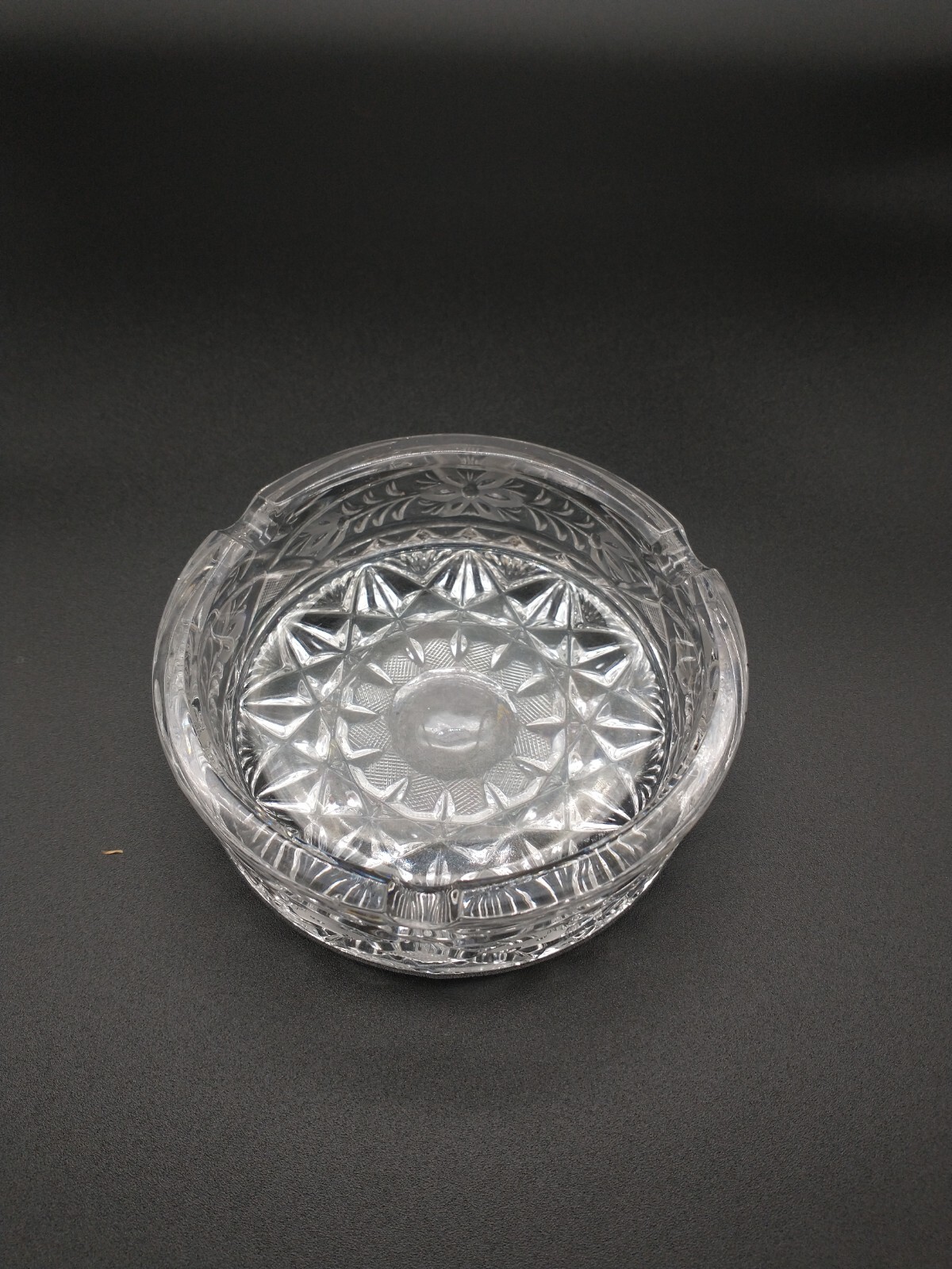 VINTAGE CUT AND ETCHED HEAVY CRYSTAL ASHTRAY Candy Bowl 4 1/2″ Round 1.2 Lb