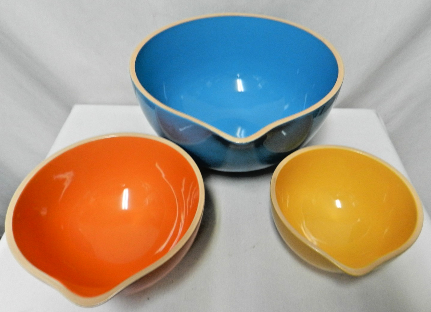 Ravinia Set 3 Spouted Nesting Bowls Mixing Baking yellow orange blue Dish Micro
