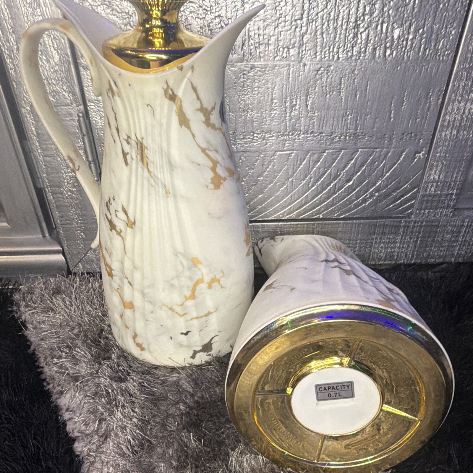 Unmarked 2pc Ceramic Marble Pitcher Set Glossy Gold Lids 0.7L/1.0L