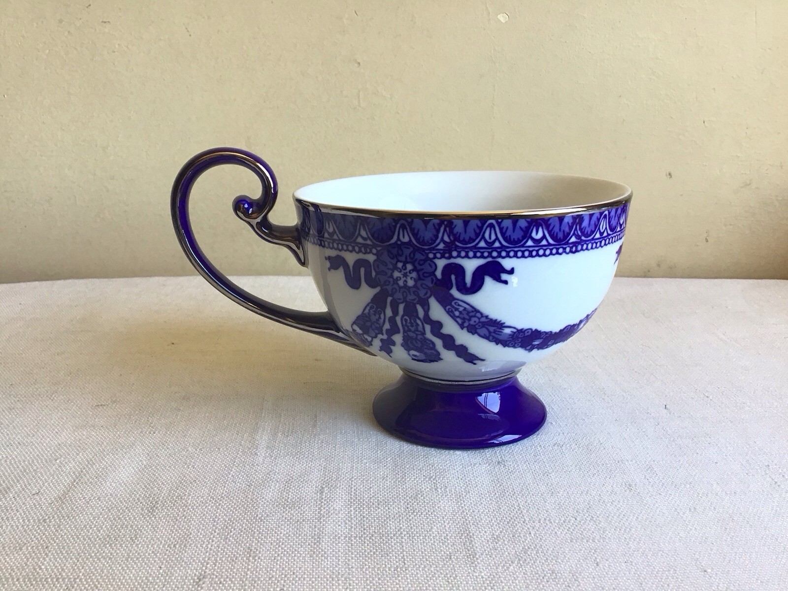 Vtg Lot Of 5 Bombay Co Rosette Blue White Platinum Trim Porcelain Footed Tea Cup