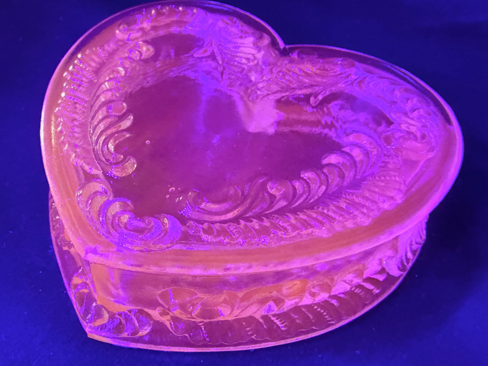 Green Vaseline Uranium art glass Heart Powder makeup box candy dish jewelry glow
