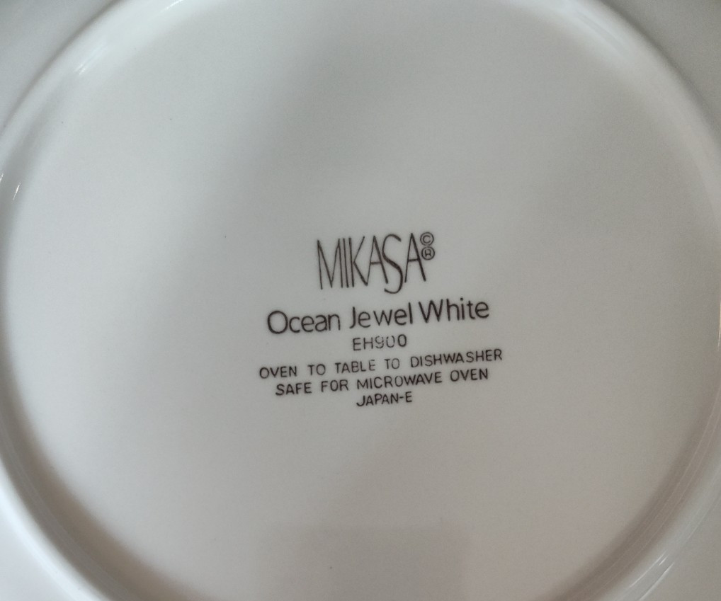 Mikasa Ocean Jewel White Dinner Plates ~Set of 4~ Embossed Shells 10 7/8″