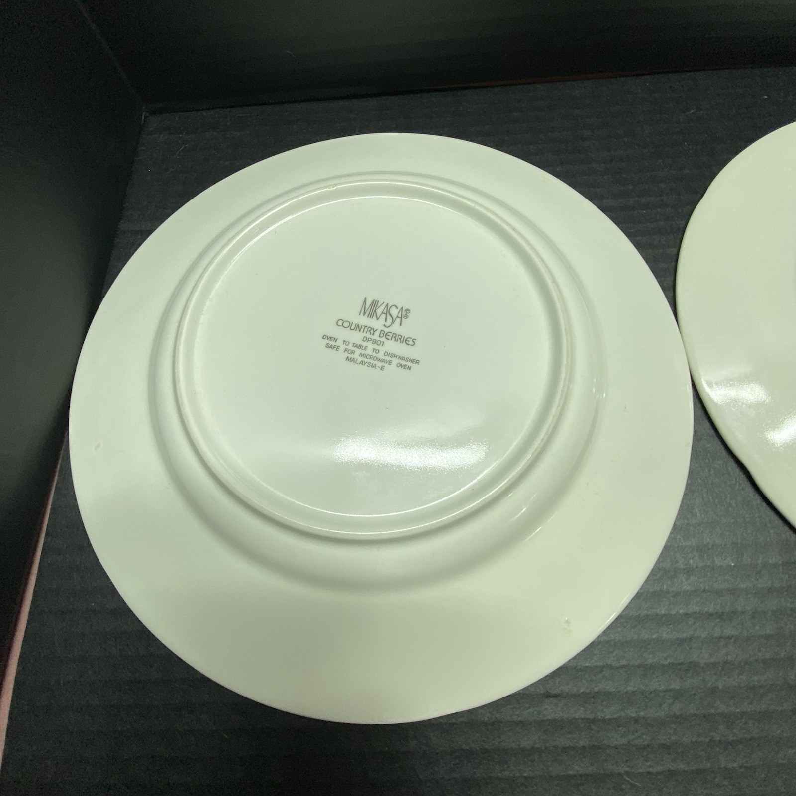 Mikasa COUNTRY BERRIES Strawberry Large Rim Salad Bowls (4) & Dinner Plates (2)