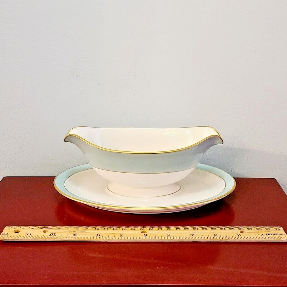 Pickard Seafoam Creamy White 22K Gold Malvern Sauce / Gravy Boat w Under Plate