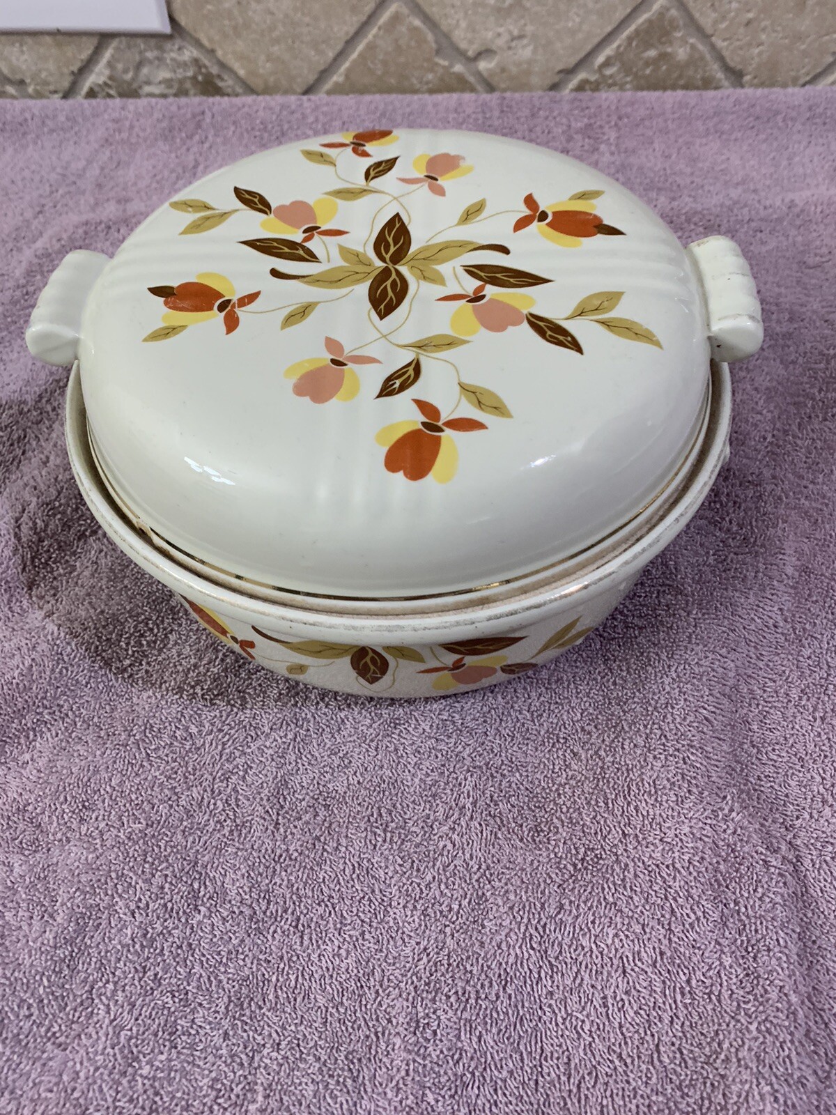 Vintage Hall Covered Bowl. Please See In Picture A Small Chip On Lid.