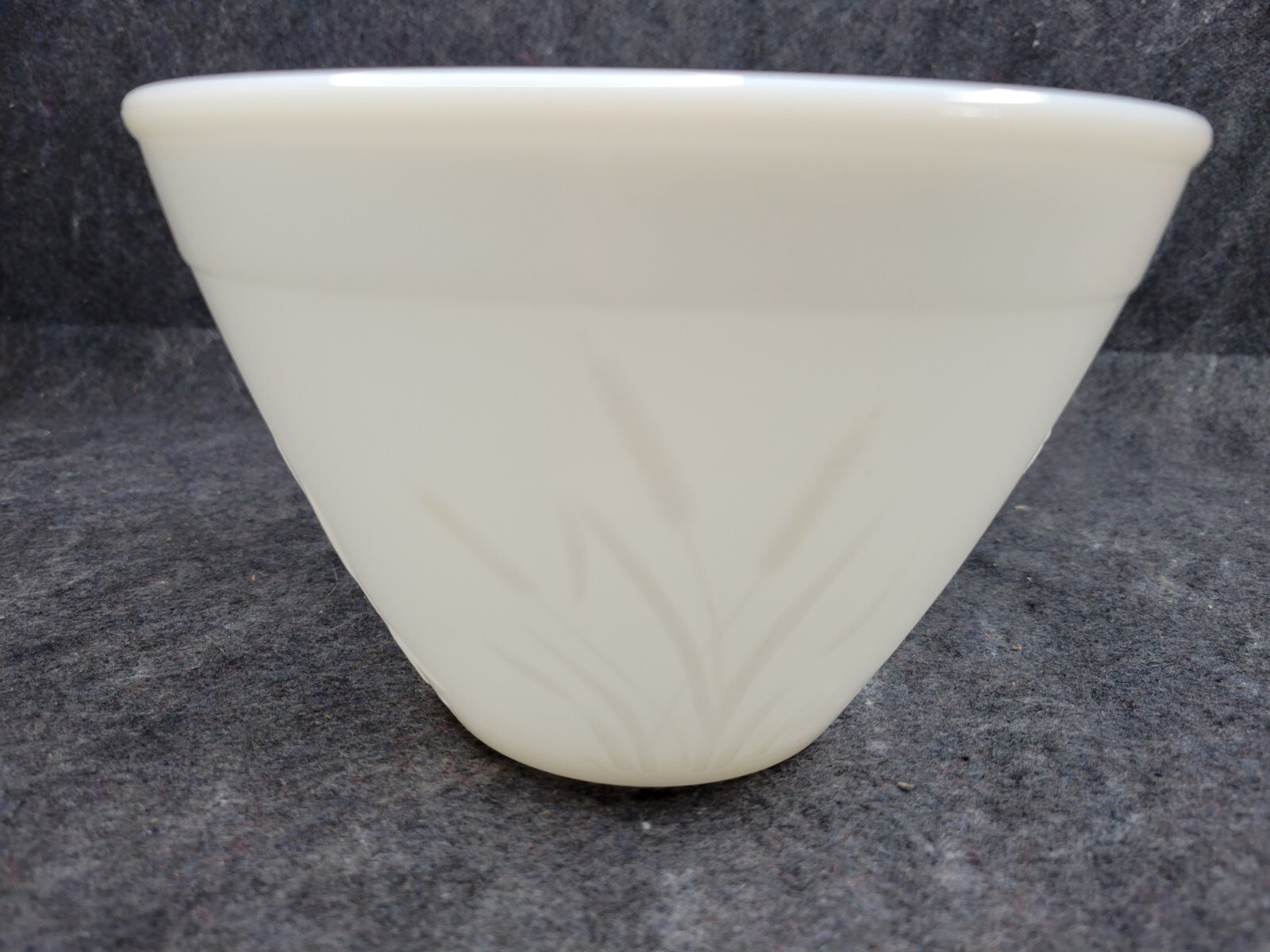 Vintage Milk Glass Raised Cattail Pattern Mixing/serving Bowl 7.5″ W×5″H