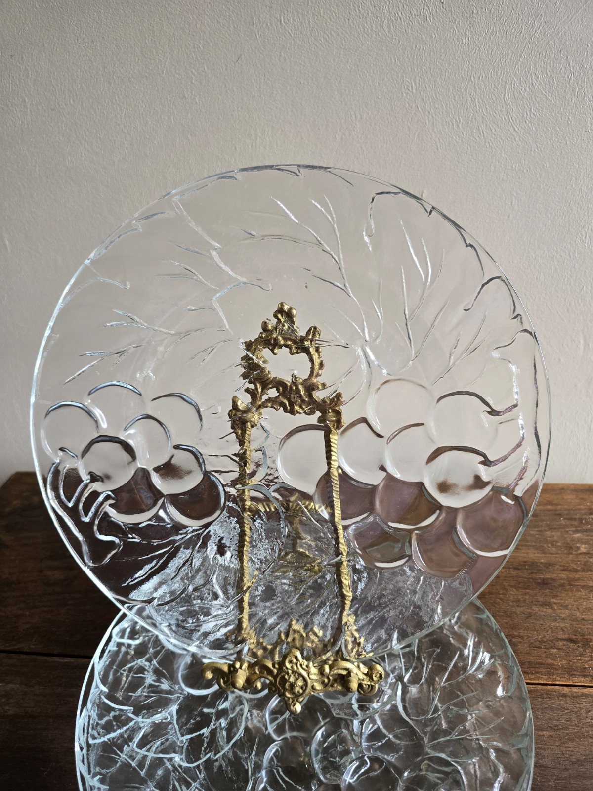 Set Of 4 VTG KIG Indonesia Clear Embossed Grape & Leaf 10-1/2 Dinner Plates