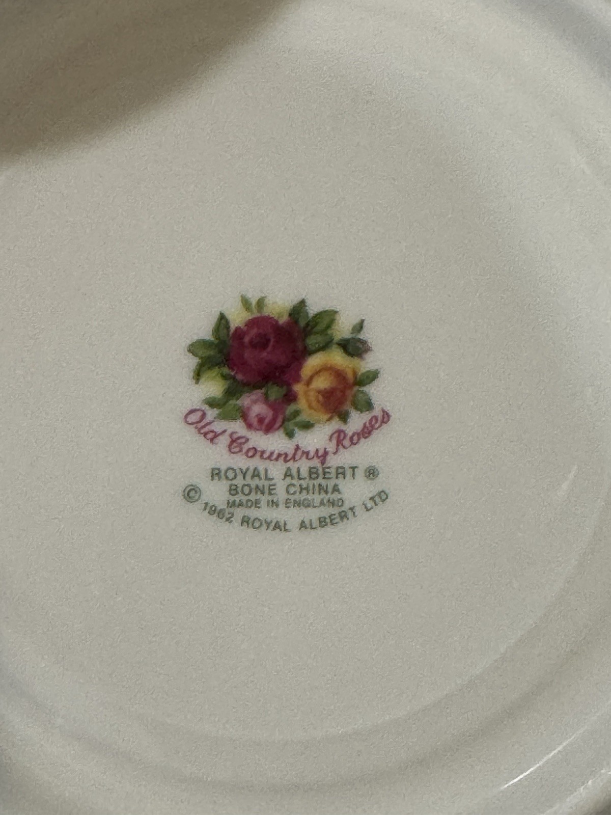 New ROYAL ALBERT OLD COUNTRY ROSES Teacup/Saucer Gold/Pink Bone, England