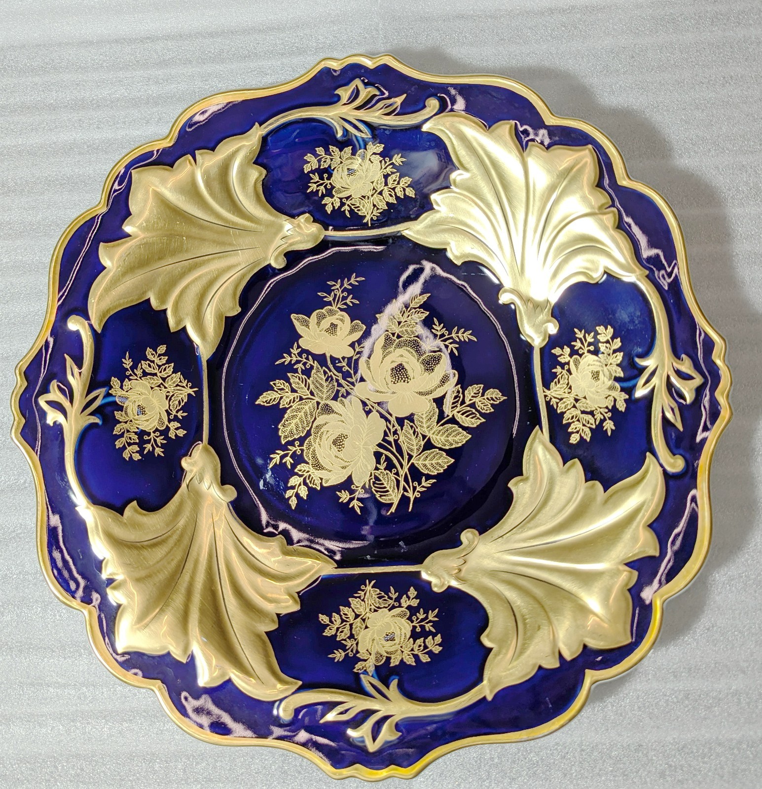 Weimar Porzellan Jutta Echt Kobalt 12.5″ Decorative Plate 522/66 – Gold Gilt