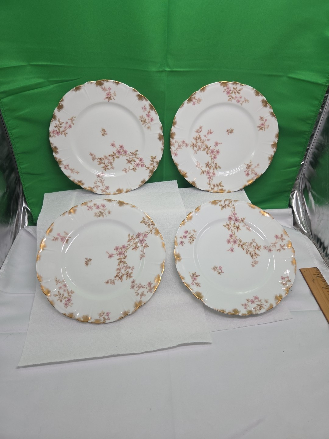 Haviland & Co. H & C LIMOGES France Four Dinner Plates 8 1/2″ Flowers Gold Trim