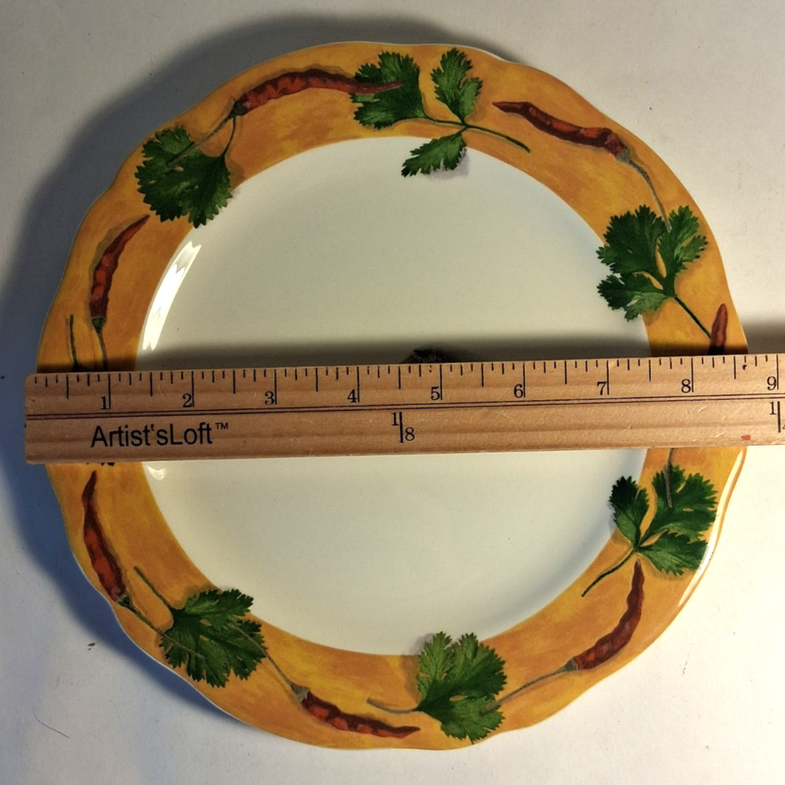 Gien France Poivre Et Sel Garlic Design 8 3/4″ Salad Plate Scalloped Edge